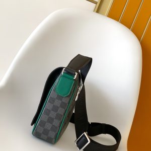 Alternative view of p570 ChipM40842 Dynamic Chip N00085 Top-Tier Authentic Exclusive Photos M30969 Blue M42711 Full-Leather Black Check M30861 Green M60831 Silver-Gray M30850 Cross-Hatch M42710 Black Check M46255 Black Floral Men's Free Shipping Messenger Bag Series DISTRICT Small Messenger Bag This District smallMailer Bag is crafted from Damier Infini coated canvas, featuring a magnetic closure and zippered back pocket, enriching daily outings with classic style. The adjustable shoulder strap bears the Louis Vuitton logo. Detailed Features: 26 x 20 x 7 cm